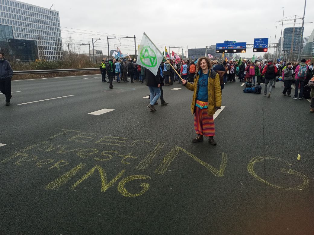 Teun(tje) klimt op hek